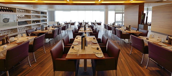 Eingedeckte Tische im World Dinner Restaurant