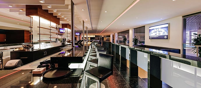 Bar in der Premium Lounge mit Tresen und Stühlen