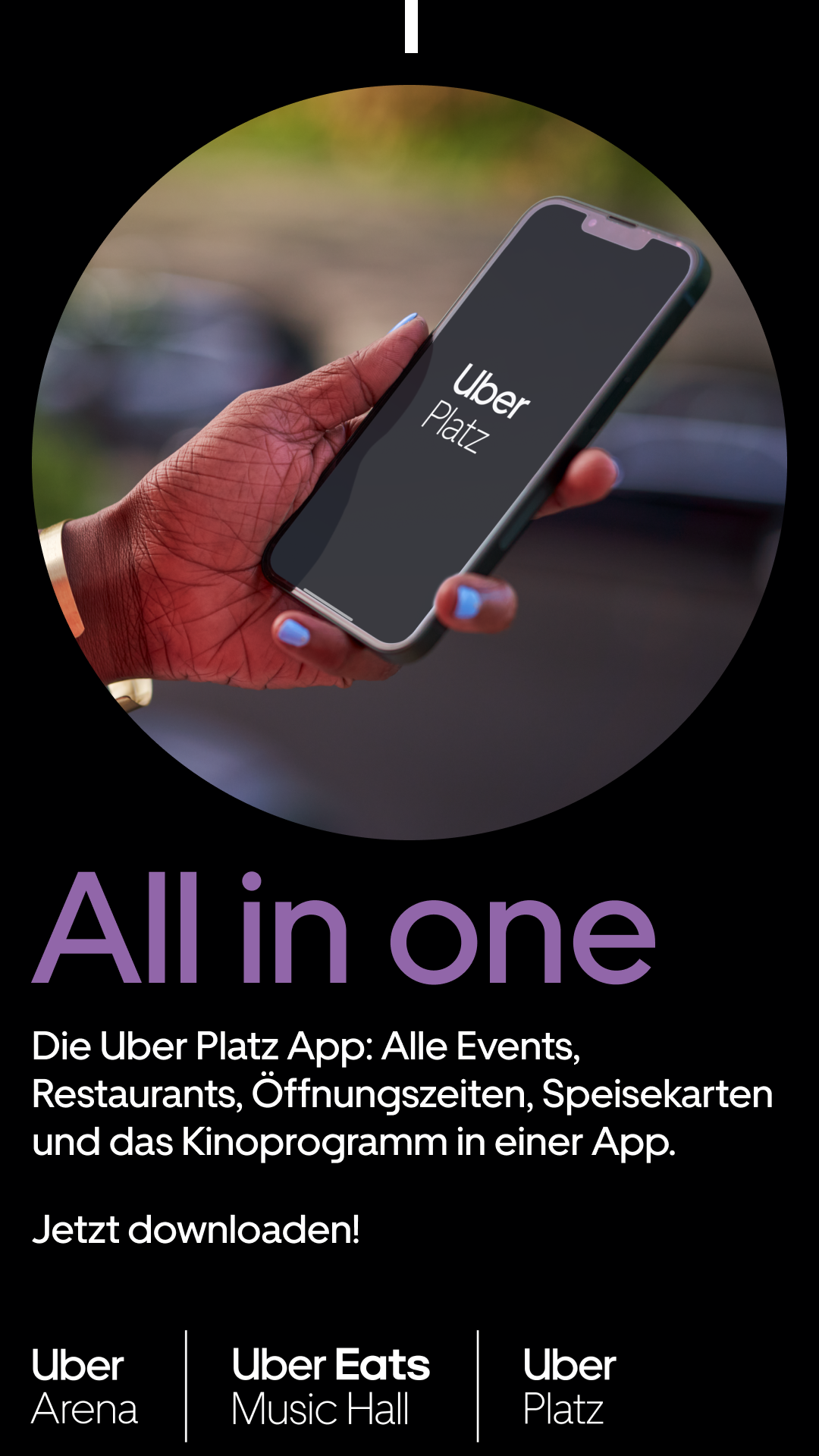 Person hält Handy in der Hand mit geöffneter Uber Platz App