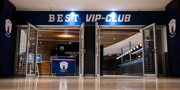Eingang zum BEST VIP-Club bei einem Eisbären-Spiel mit Eisbären-Logo